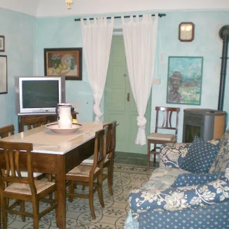 House With 2 Bedrooms In With Furnished Balcony 5 Km From The Beach *